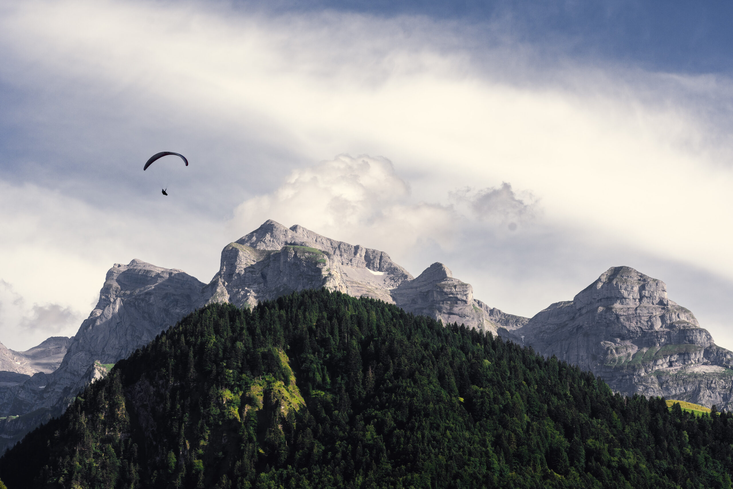 Ein frisch gecheckter Gleitschirm fliegt über schöne Berge in der Zentralschweiz